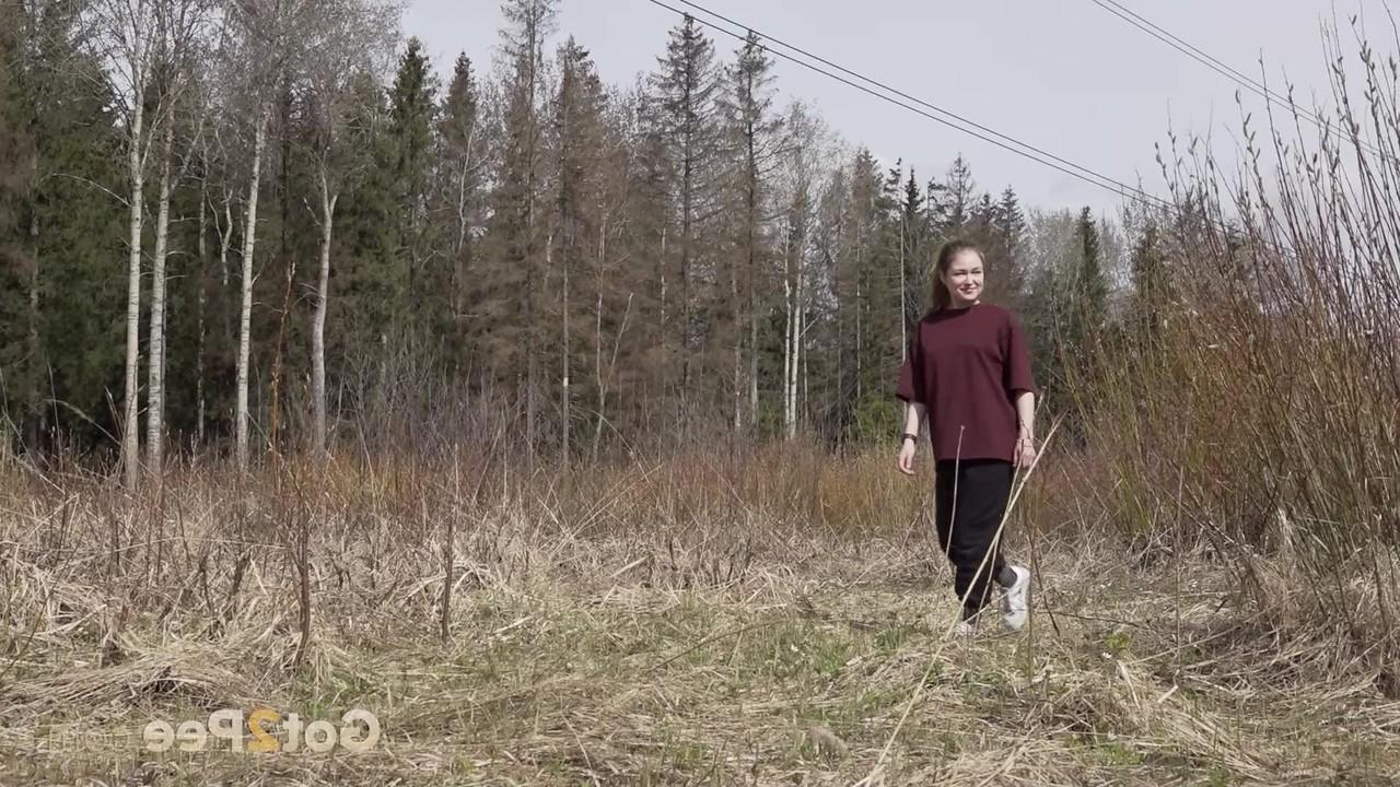 15P La rubia de piel clara Nastya hace pis mientras camina por el campo