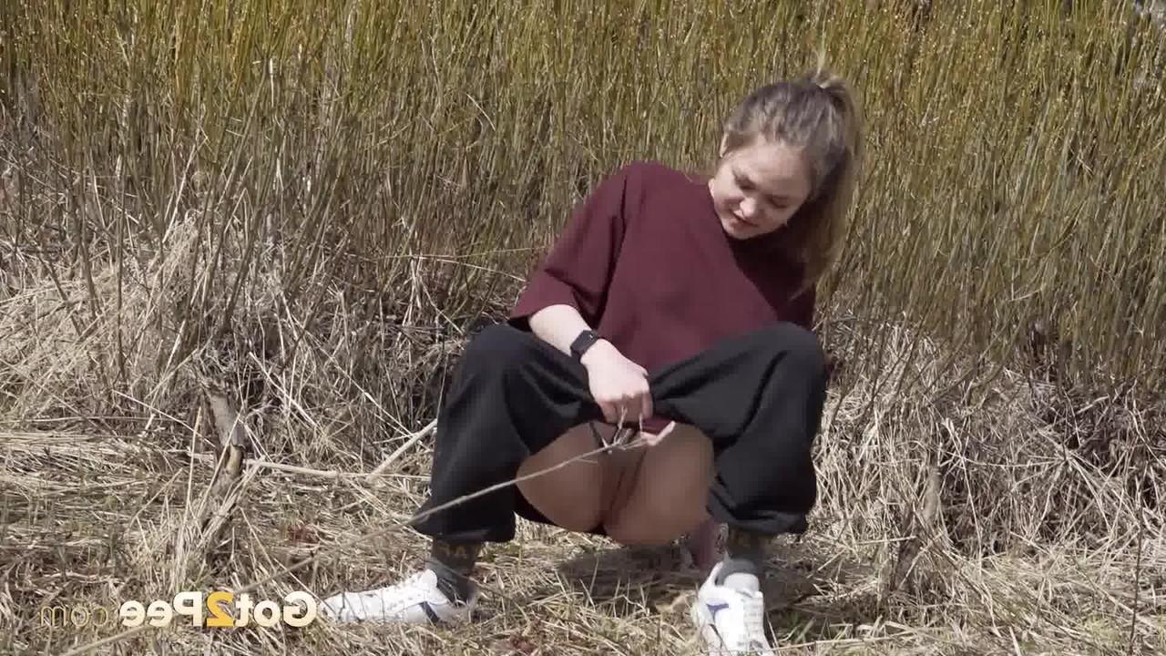 15P La rubia de piel clara Nastya hace pis mientras camina por el campo