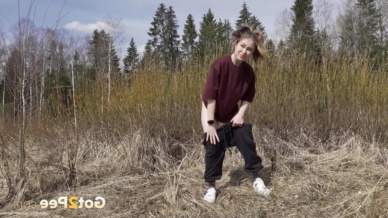 15P La rubia de piel clara Nastya hace pis mientras camina por el campo