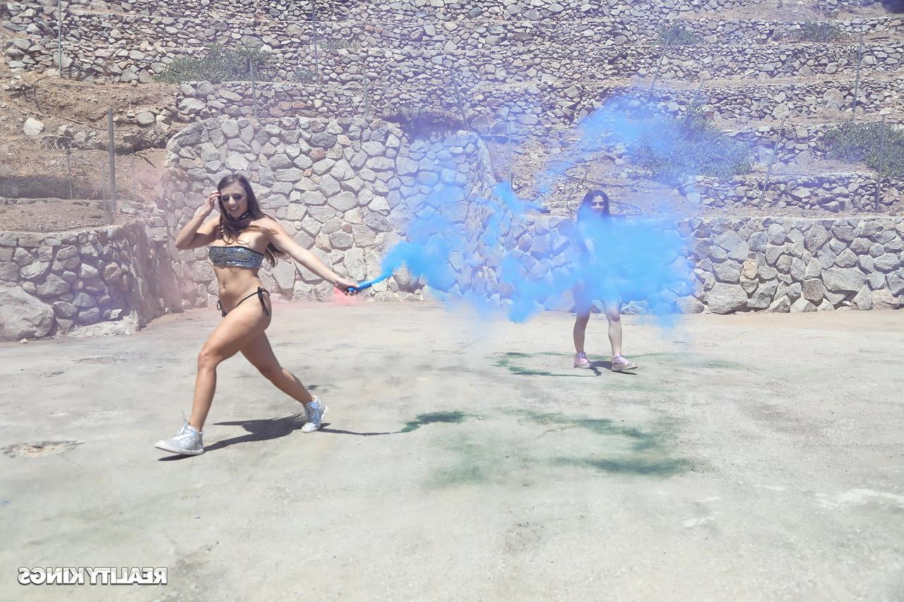 20P Sexy Valentina Nappi e Gia Derza brincam com bombas coloridas antes de compartilhar um pau