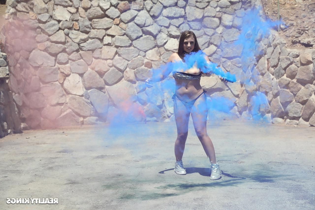 20P Sexy Valentina Nappi e Gia Derza brincam com bombas coloridas antes de compartilhar um pau