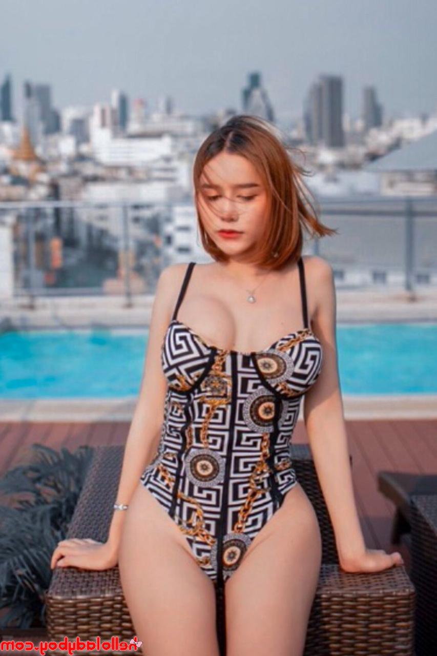20P 素晴らしいお尻を持つセクシーなアジア人ニューハーフ、ベラが熱い衣装でポーズをとる