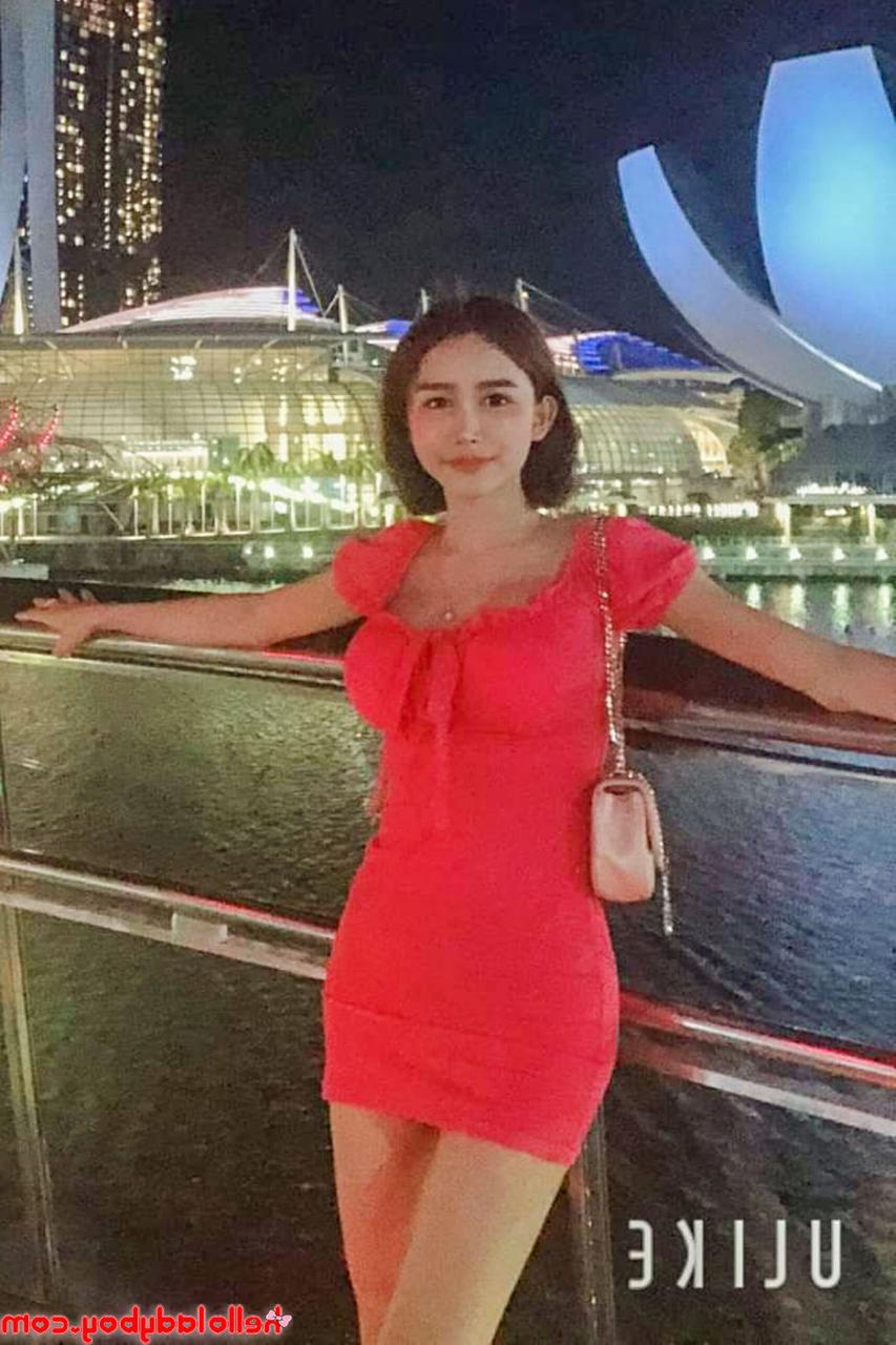 20P 素晴らしいお尻を持つセクシーなアジア人ニューハーフ、ベラが熱い衣装でポーズをとる