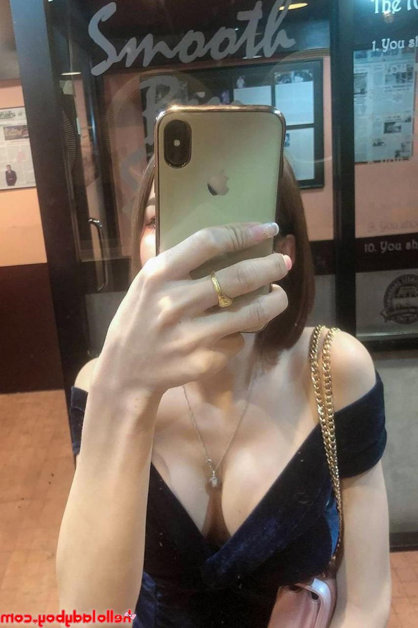 20P 素晴らしいお尻を持つセクシーなアジア人ニューハーフ、ベラが熱い衣装でポーズをとる