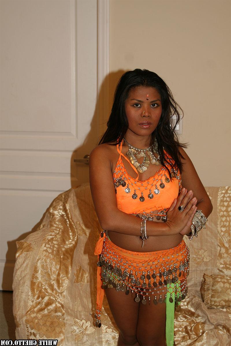 15P Raj Laxmi, une fille solo indienne, révèle son cul couvert de string alors qu'elle est pieds nus.
