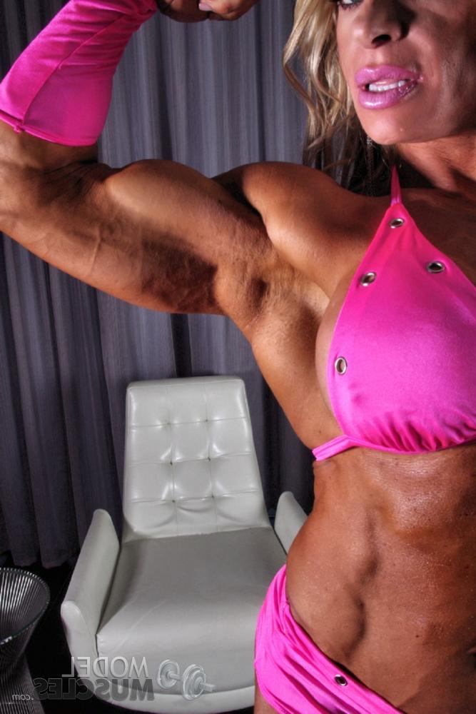 20P Die sexy Bodybuilderin Debi Laszewski zeigt ihre gebräunten Muskeln in ihrem rosa Bikini