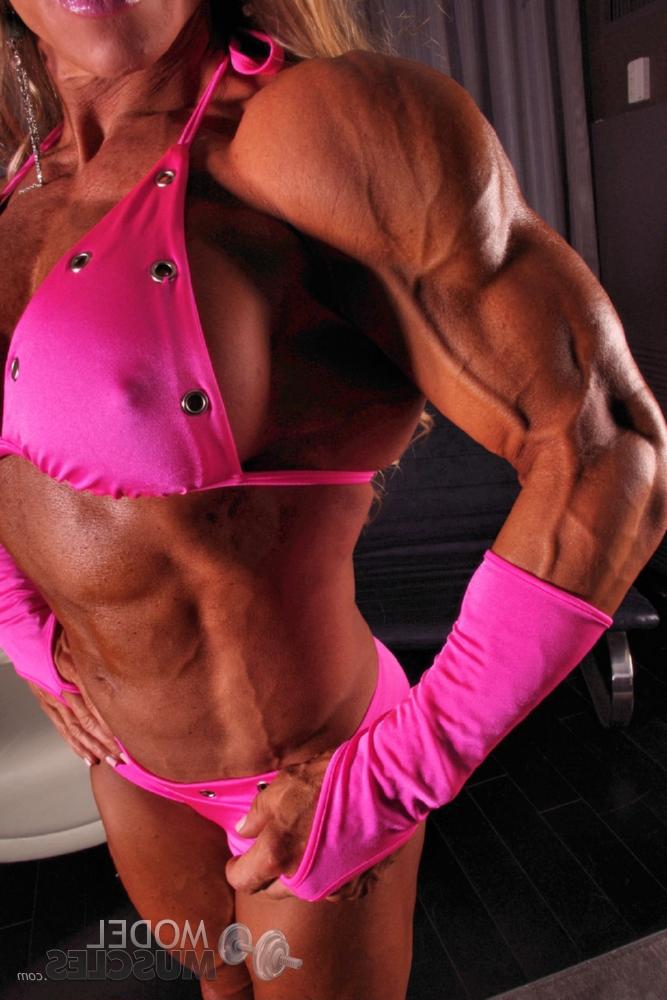 20P Die sexy Bodybuilderin Debi Laszewski zeigt ihre gebräunten Muskeln in ihrem rosa Bikini