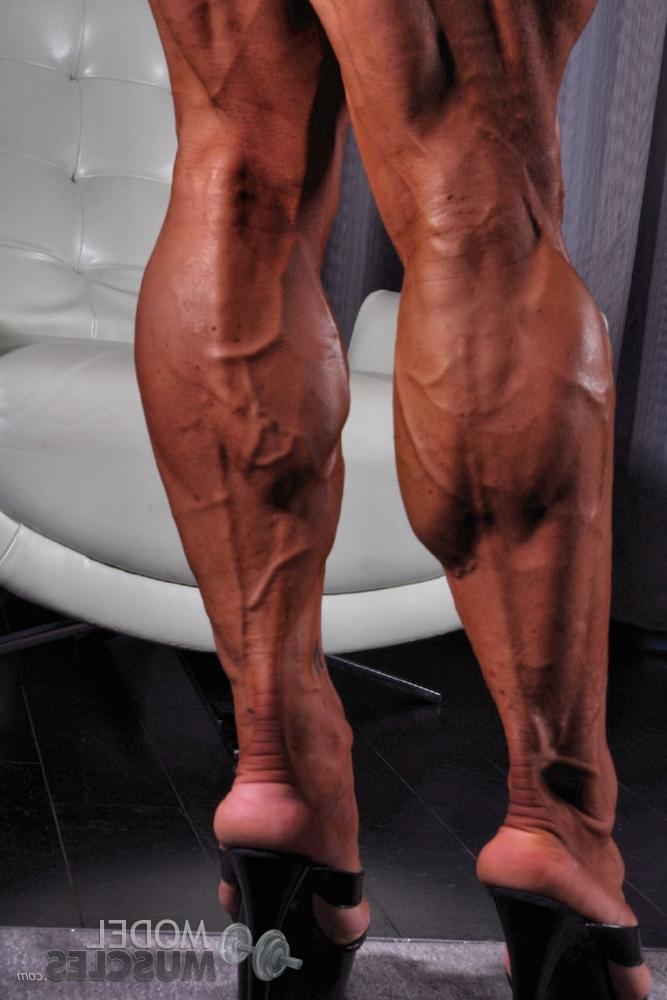 20P Die sexy Bodybuilderin Debi Laszewski zeigt ihre gebräunten Muskeln in ihrem rosa Bikini