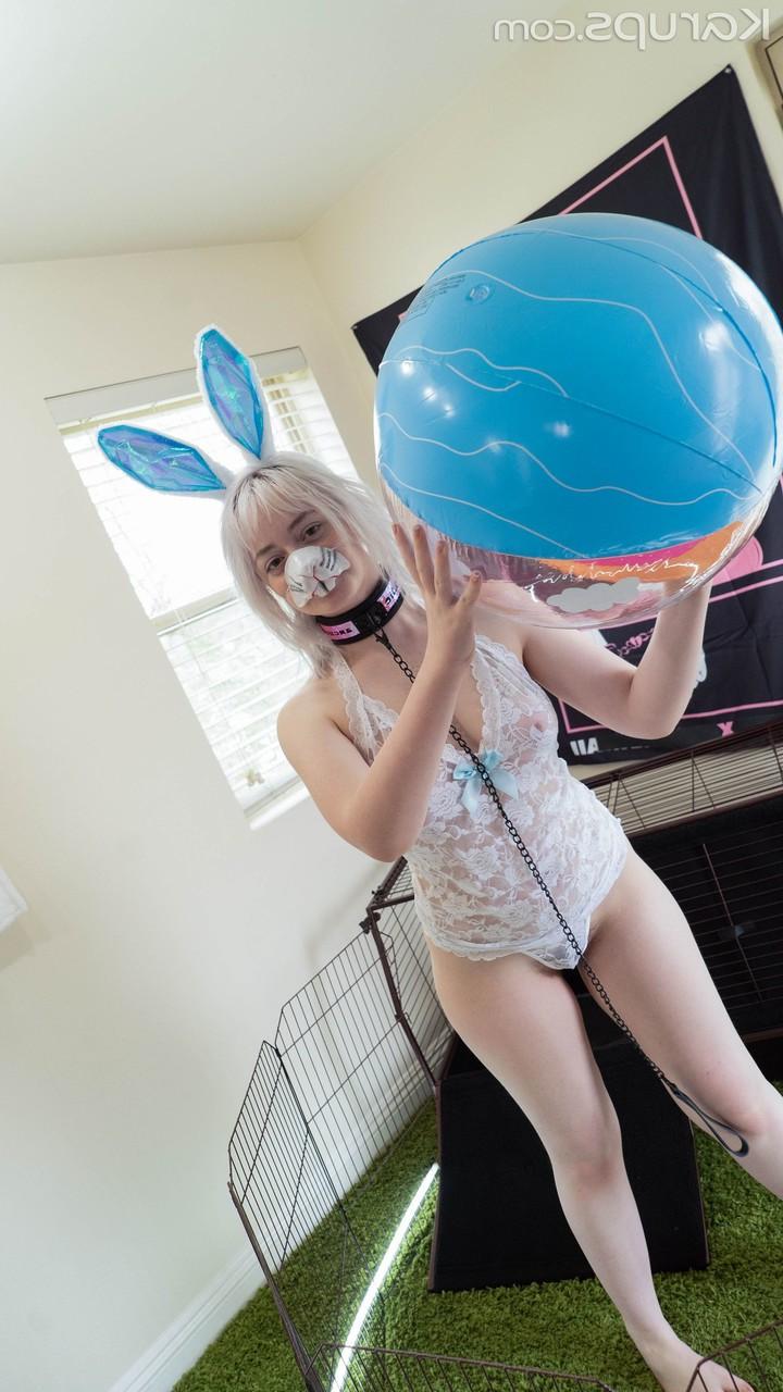 20P La conejita rubia Annie Archer chupa una polla dura en una sesión de BDSM POV