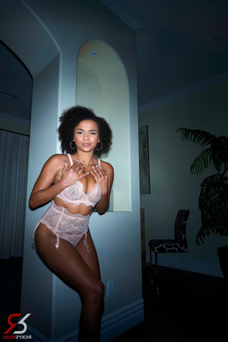 20P Alina Ali, une fille solo d'ébène, arbore de gros cheveux tout en lâchant ses gros seins.