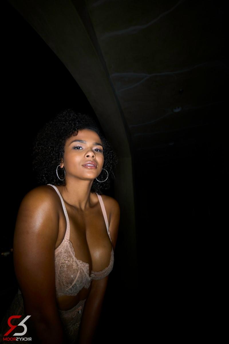20P Alina Ali, une fille solo d'ébène, arbore de gros cheveux tout en lâchant ses gros seins.