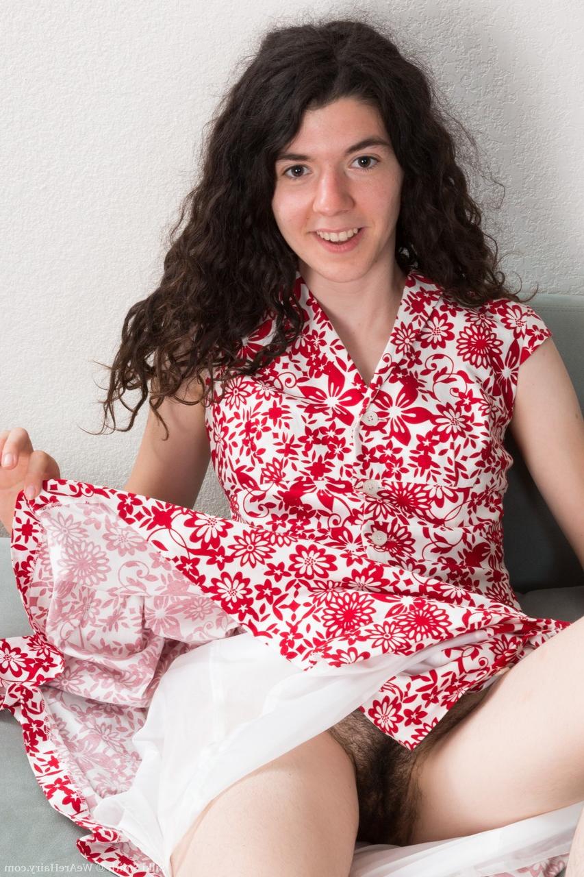 20P A brincalhona americana Silki Smith tira a roupa e expõe sua virilha peluda