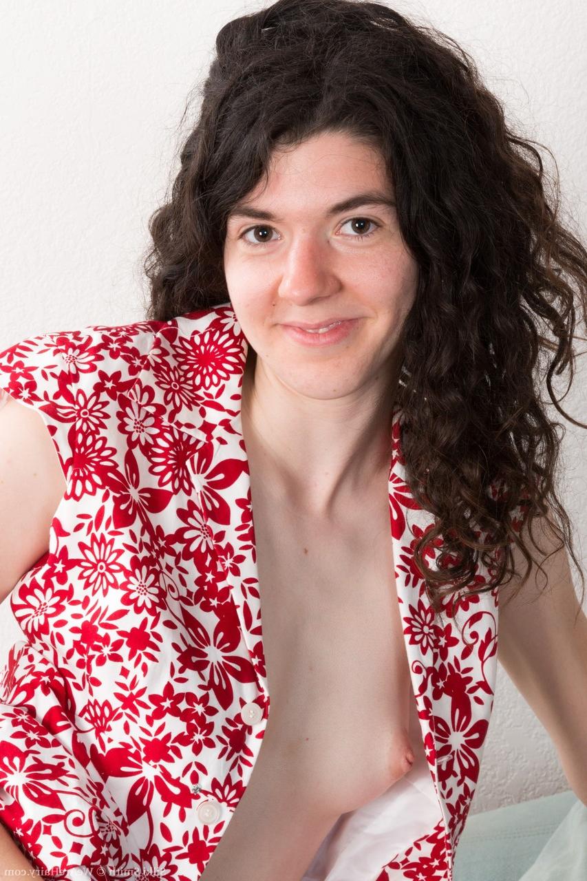 20P A brincalhona americana Silki Smith tira a roupa e expõe sua virilha peluda