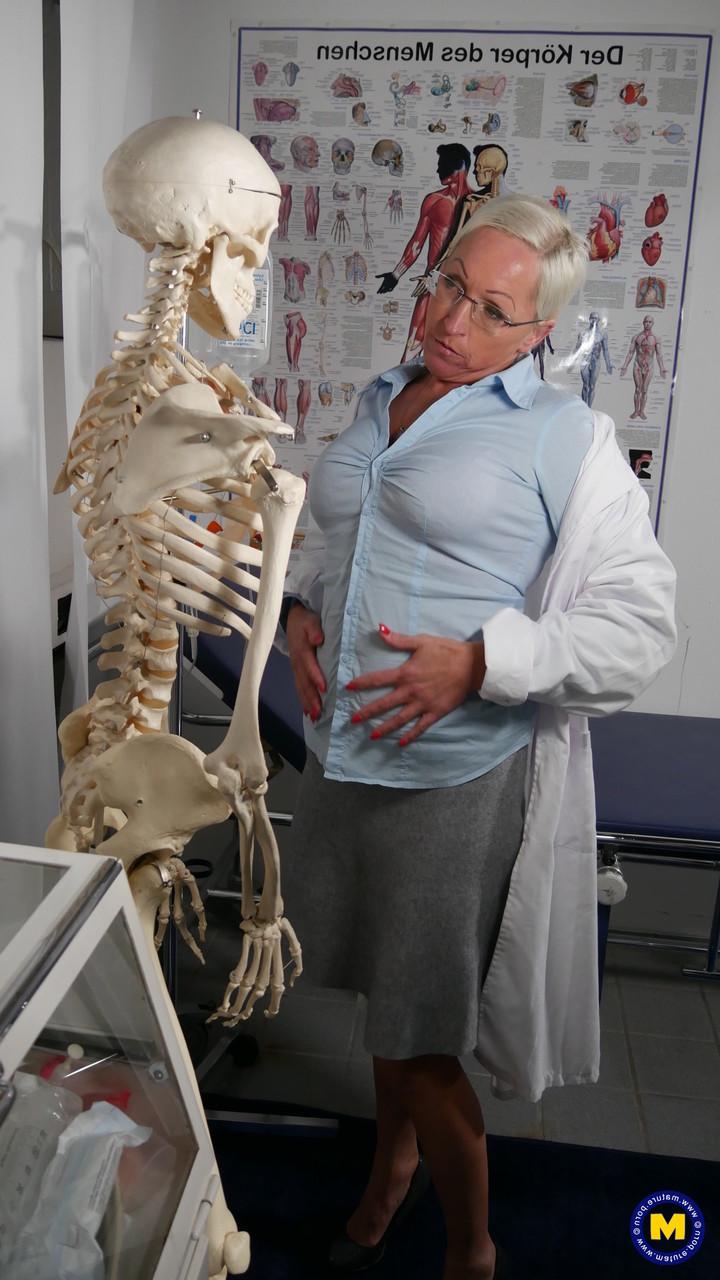 20P Short-haired doctor Anja stripping and masturbating at the office