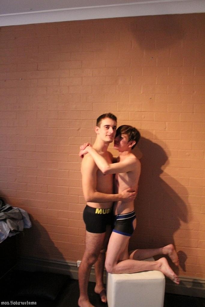20P Los jovencitos Carter Cumalot y Nic Naughty practican sexo oral gay
