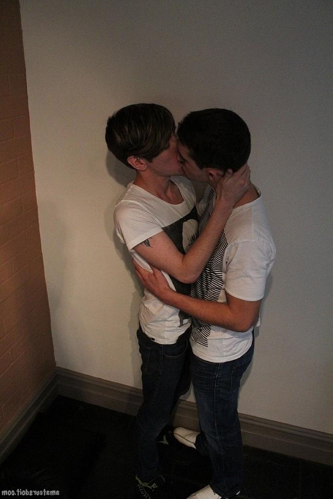 20P Los jovencitos Carter Cumalot y Nic Naughty practican sexo oral gay