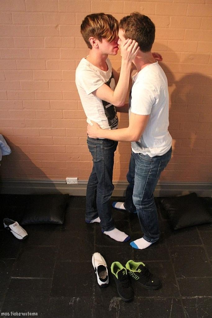 20P Los jovencitos Carter Cumalot y Nic Naughty practican sexo oral gay