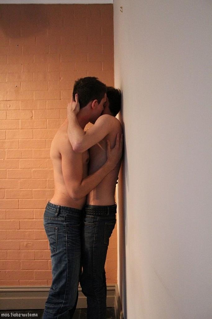20P Los jovencitos Carter Cumalot y Nic Naughty practican sexo oral gay