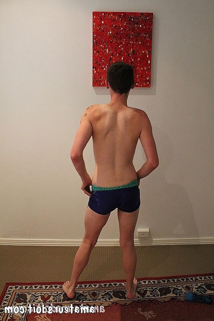 20P Die kaukasische schwule Brünette Lochie zieht sich nackt aus und zeigt seinen steinharten Schwanz