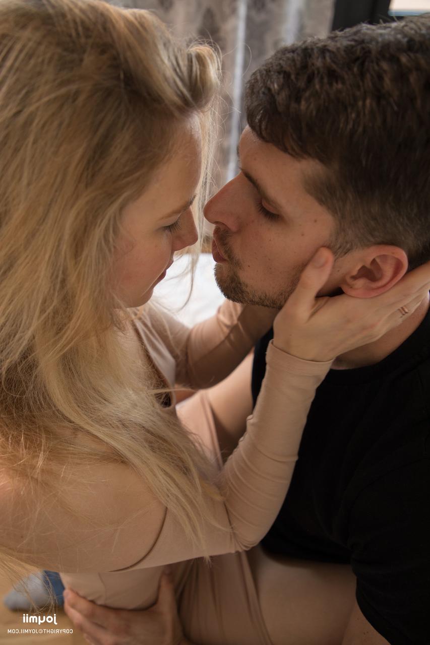 20P La guapa joven rubia Alecia Fox recibe un cunnilingus orgásmico y una buena polla