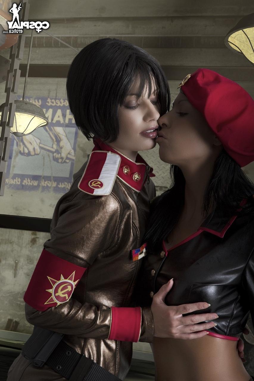 12P Garotas de cabelos escuros se envolvem em brincadeiras lésbicas durante a ação de cosplay