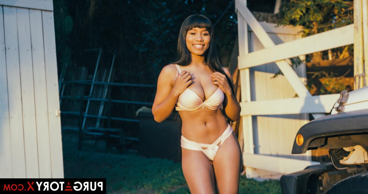 20P La MILF de ébano Jenna Fox posa desnuda al aire libre antes de tener sexo en una cama