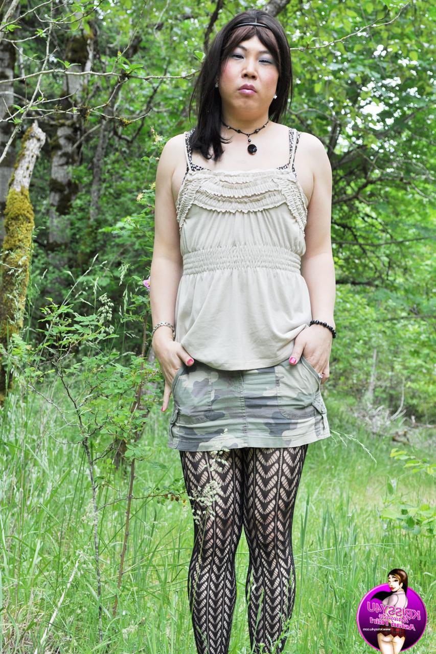 16P La transexual asiática sucia Krissy saca su polla y la acaricia en el bosque