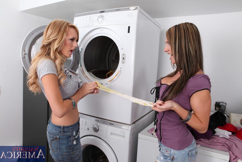 12P Les lesbiennes sexy Brett Rossi et Destiny Dixon font le sale boulot en faisant la lessive.