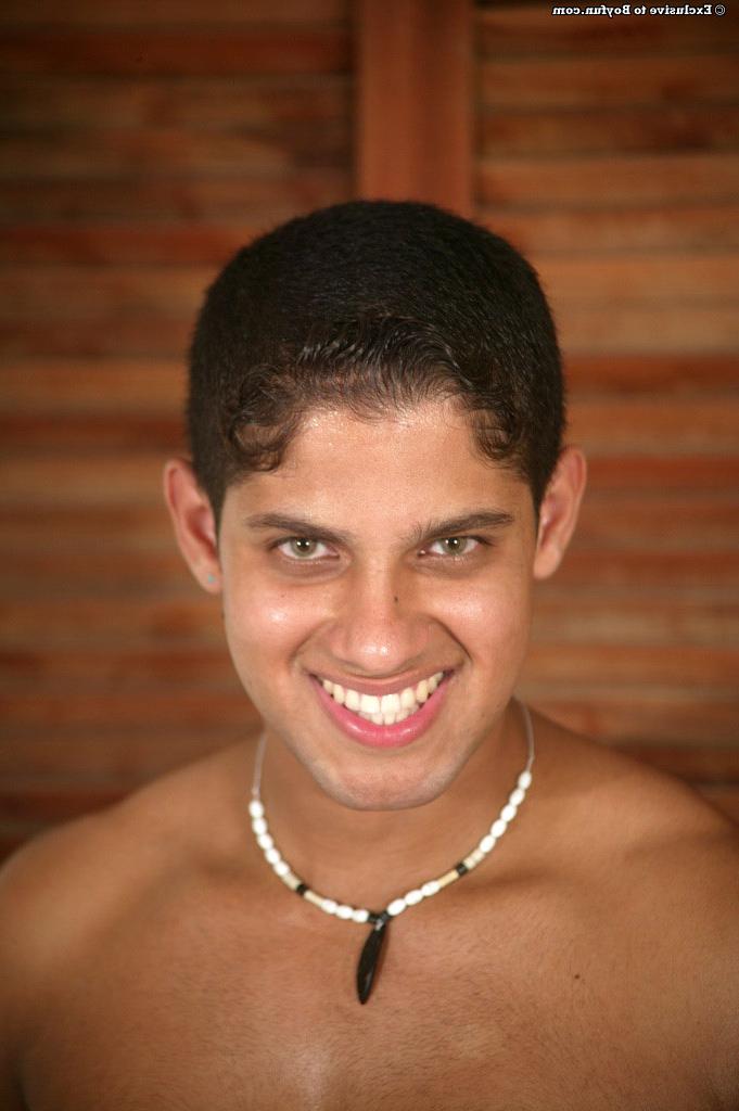 20P Le latino gay lubrique Anderson se déshabille, montre son corps musclé et se masturbe