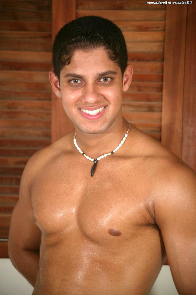 20P Le latino gay lubrique Anderson se déshabille, montre son corps musclé et se masturbe