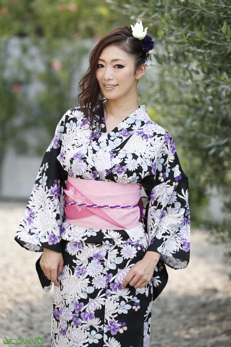 20P La MILF japonaise aux gros seins Reiko Kobayakawa se fait baiser dans un plan à trois.