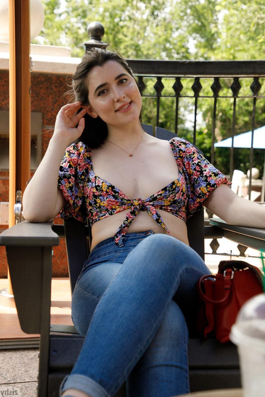 13P Gostosa de jeans Ophelia Palantine expõe seu grande saque e seus peitos doces