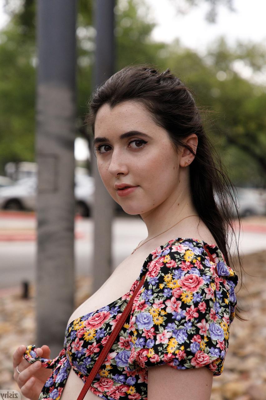 13P Gostosa de jeans Ophelia Palantine expõe seu grande saque e seus peitos doces