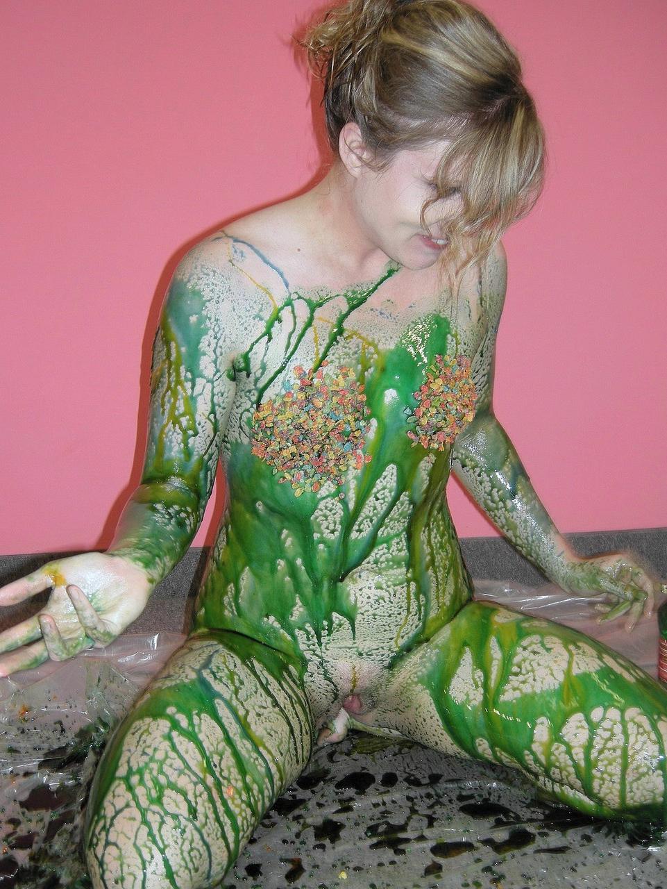 20P Die nackte MILF Veronica Snow bedeckt ihren Körper in einer perversen Food-Play-Szene mit Sirup