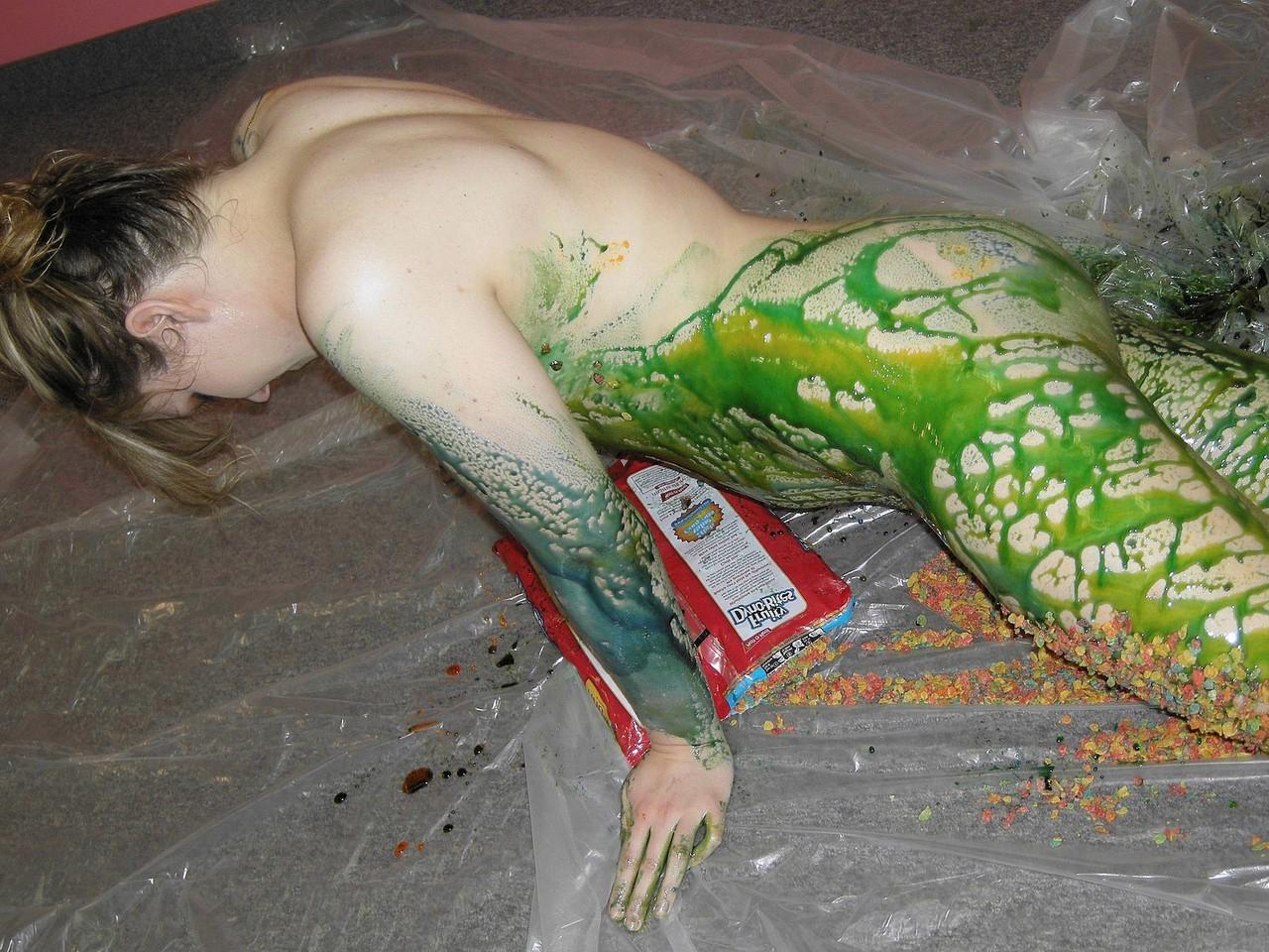 20P Die nackte MILF Veronica Snow bedeckt ihren Körper in einer perversen Food-Play-Szene mit Sirup