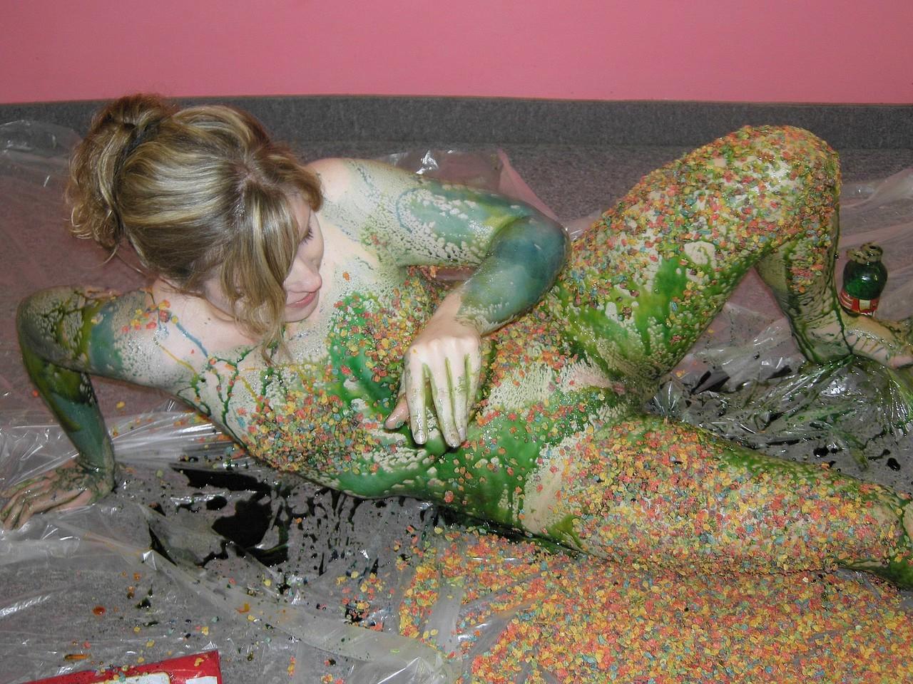 20P Die nackte MILF Veronica Snow bedeckt ihren Körper in einer perversen Food-Play-Szene mit Sirup