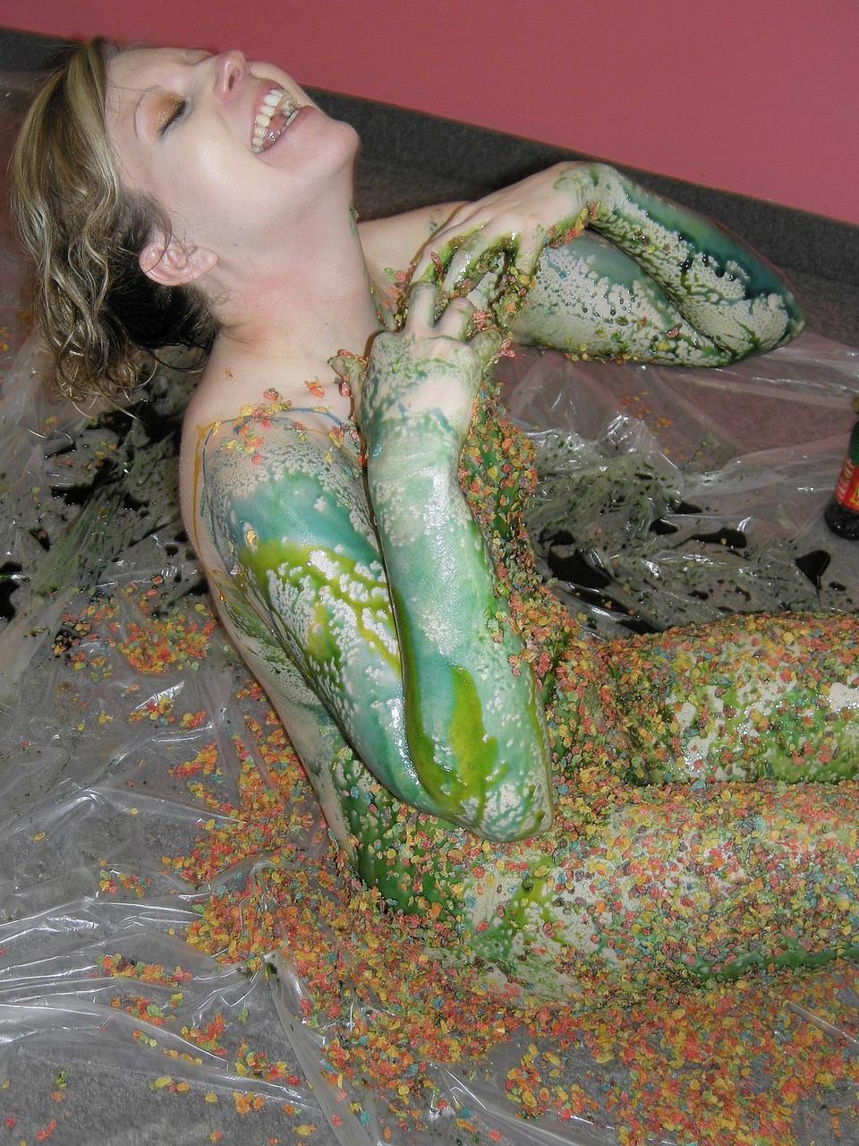 20P Die nackte MILF Veronica Snow bedeckt ihren Körper in einer perversen Food-Play-Szene mit Sirup