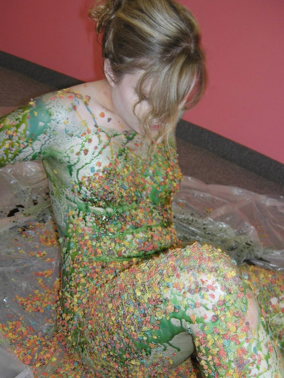 20P Die nackte MILF Veronica Snow bedeckt ihren Körper in einer perversen Food-Play-Szene mit Sirup