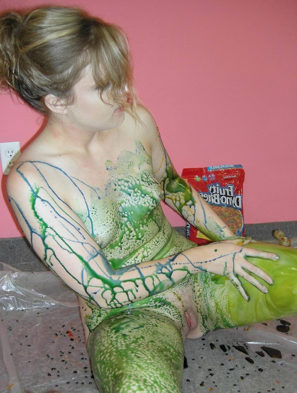 20P Die nackte MILF Veronica Snow bedeckt ihren Körper in einer perversen Food-Play-Szene mit Sirup