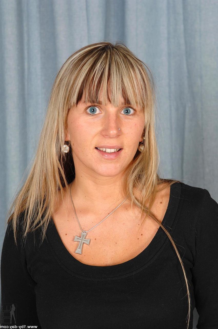 20P La MILF sexy Christina Lee montre son cul courbé et sa chatte taillée.