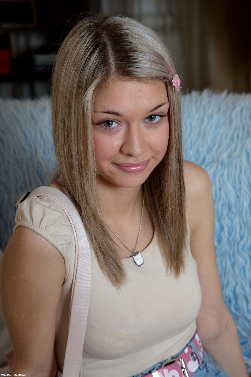 20P Der zierliche europäische Teenager Yuki wird auf dem Sofa gelöffelt und ins Gesicht gespritzt