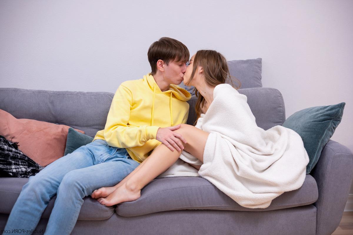 16P La joven Mirka se desnuda completamente antes de tener sexo con su novio