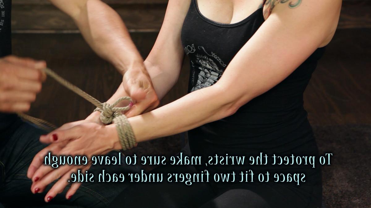 17P O casal amoroso Bondage True Blue e Kanso demonstram a arte japonesa de Shibari