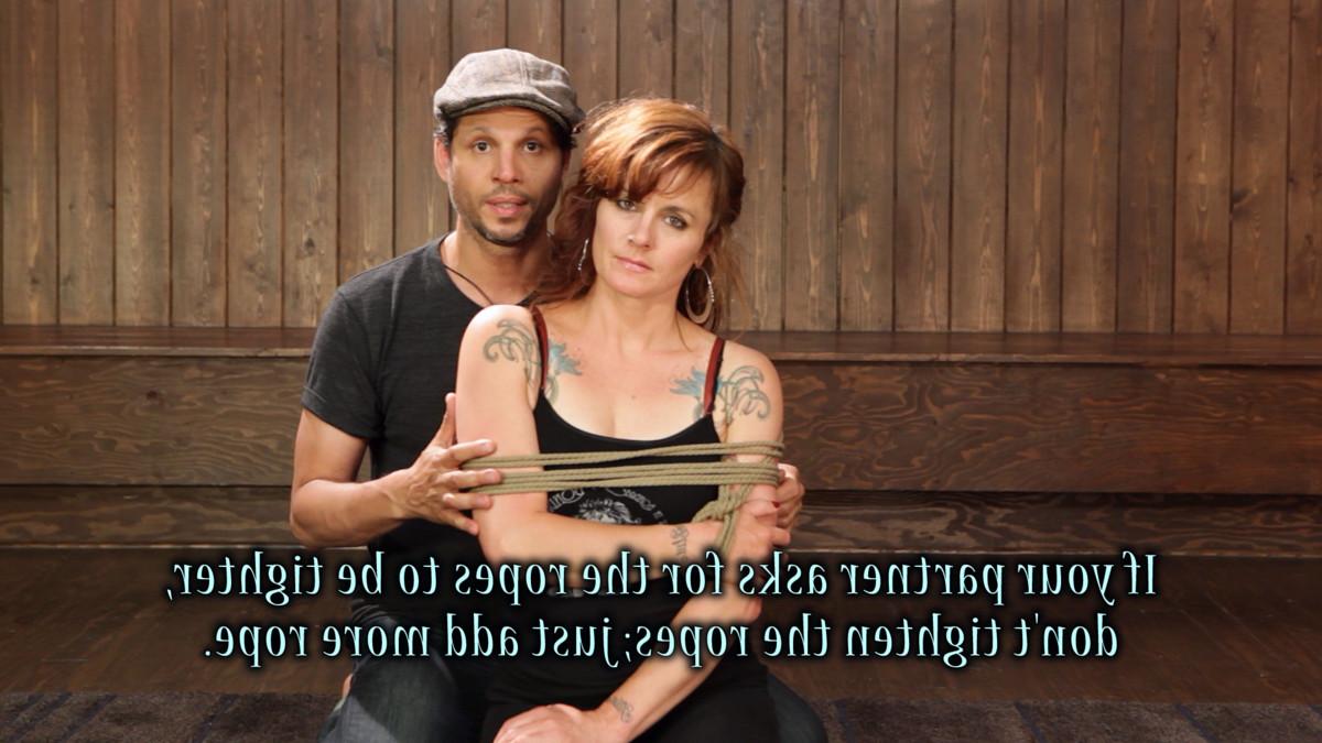 17P O casal amoroso Bondage True Blue e Kanso demonstram a arte japonesa de Shibari