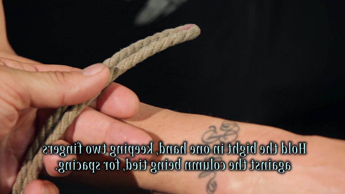 17P O casal amoroso Bondage True Blue e Kanso demonstram a arte japonesa de Shibari