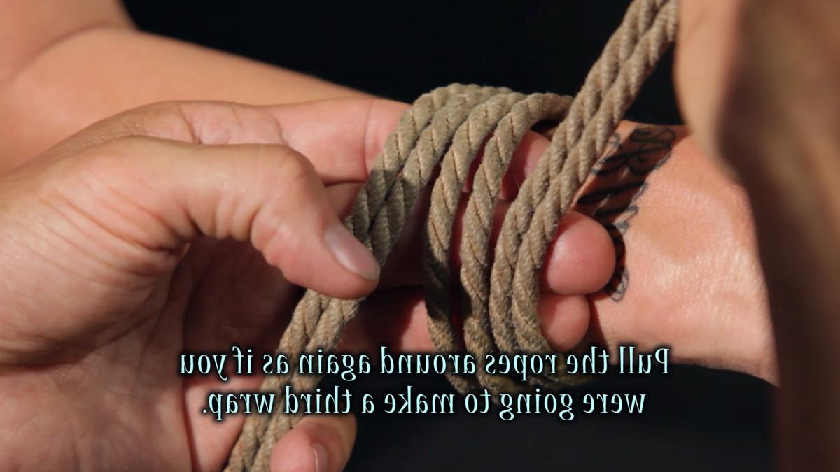 17P O casal amoroso Bondage True Blue e Kanso demonstram a arte japonesa de Shibari