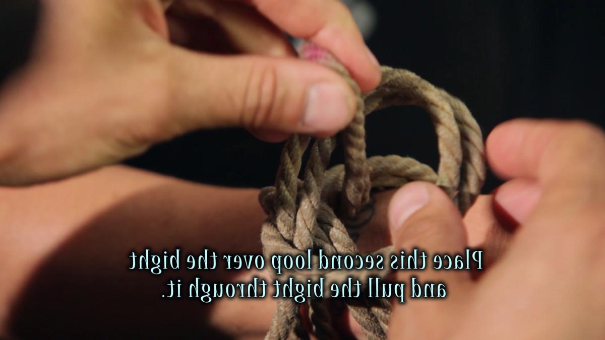 17P O casal amoroso Bondage True Blue e Kanso demonstram a arte japonesa de Shibari