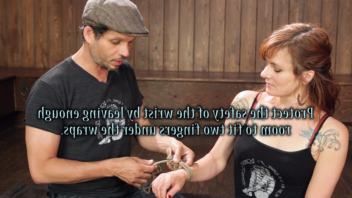 17P O casal amoroso Bondage True Blue e Kanso demonstram a arte japonesa de Shibari