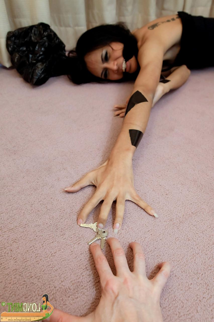 20P Transexual asiática morena muestra sus tetas firmes y su enorme polla en el suelo