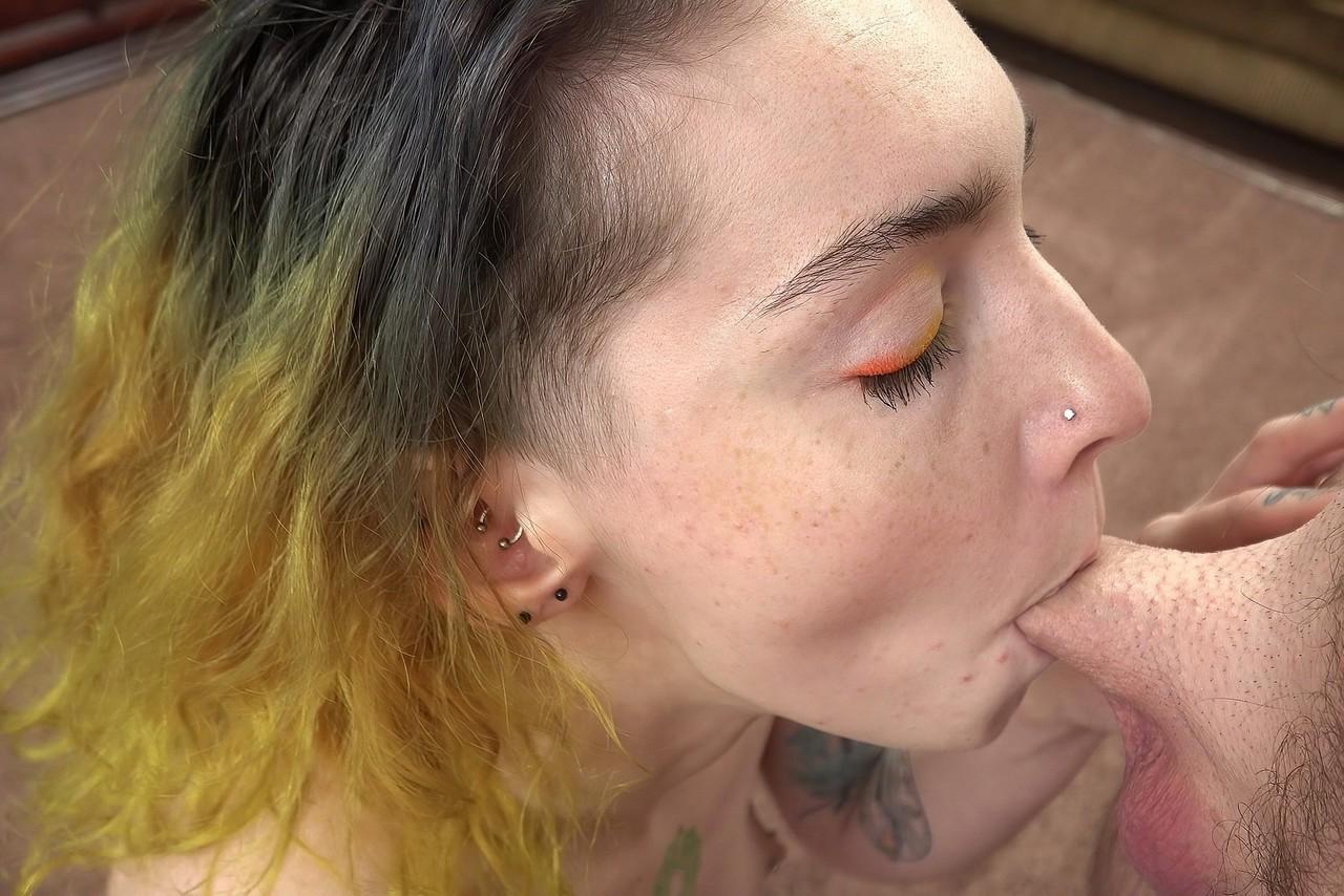 20P A amadora de cabelos verdes Mikaela mostra suas tatuagens e chupa um pau no POV